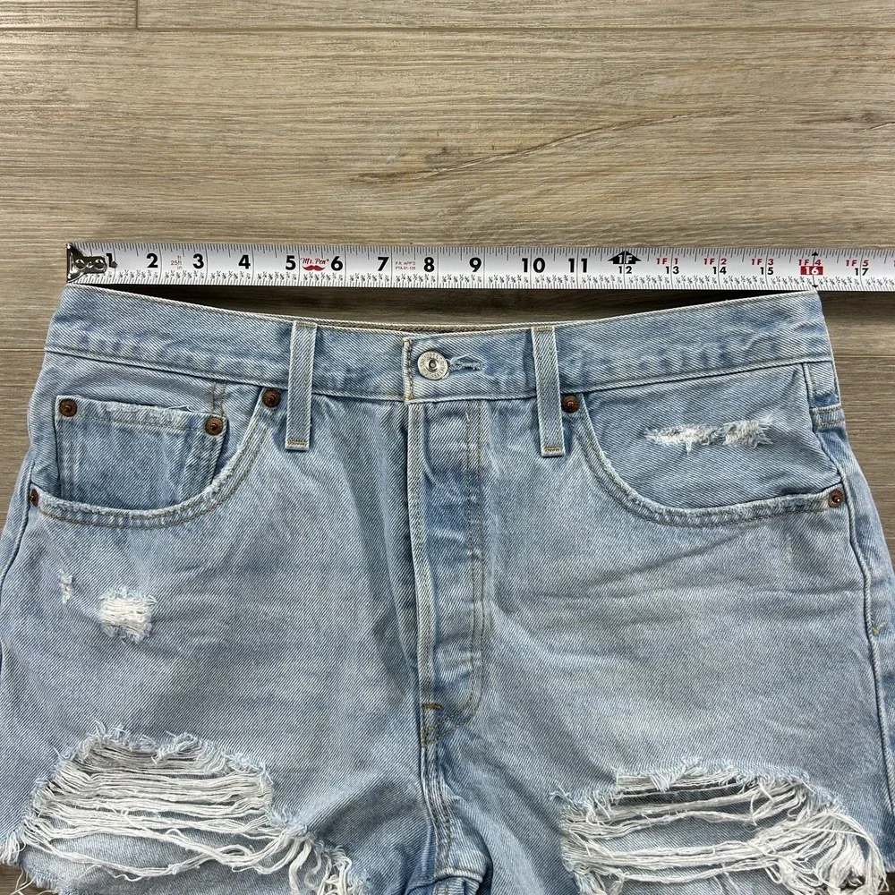 Levi's 501 Size 32 High Rise Distressed Button Fly Denim Shorts Light‎ Wash